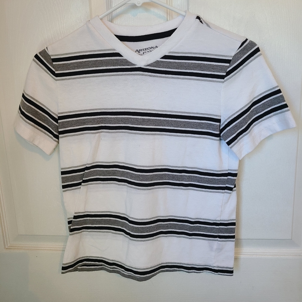 (1595) Arizona Jeans Company Child's V-Neck T-Shirt, Small /8 Black & White